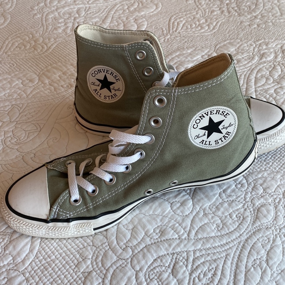 Like new Chuck Taylor Hi-tops Size 9